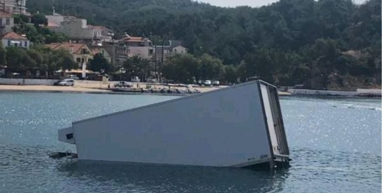 Καβάλα: “Βουτιά” φορτηγού στα Λιμενάρια
