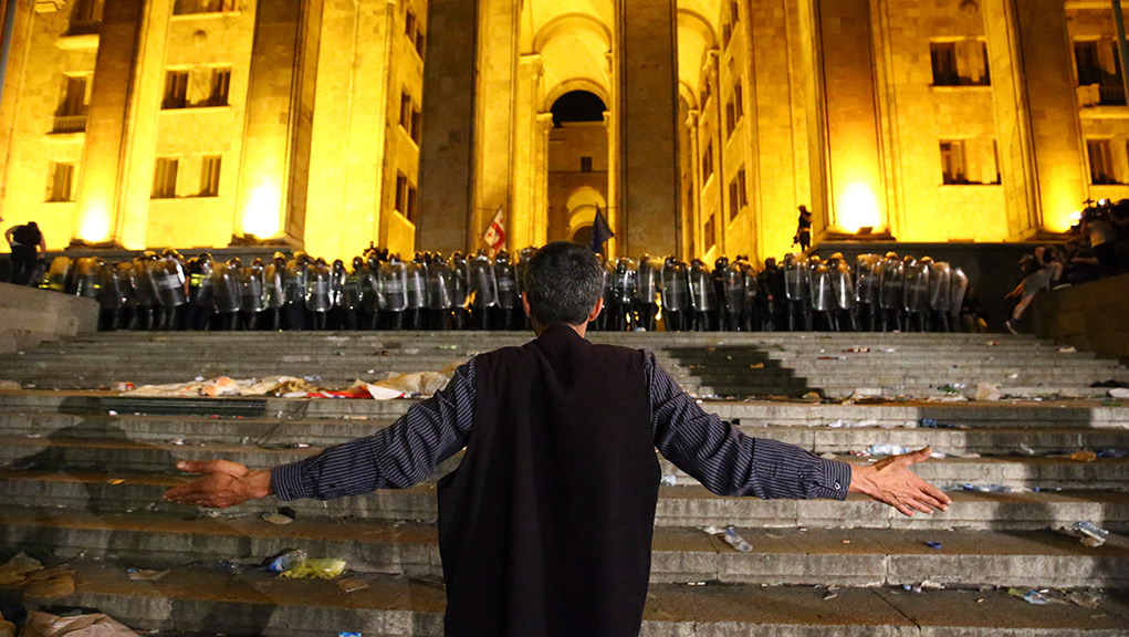 Γεωργία: Νέες διαδηλώσεις με αίτημα προωρές εκλογές-Αναστέλλει η Ρωσία τις πτήσεις προς τη χώρα