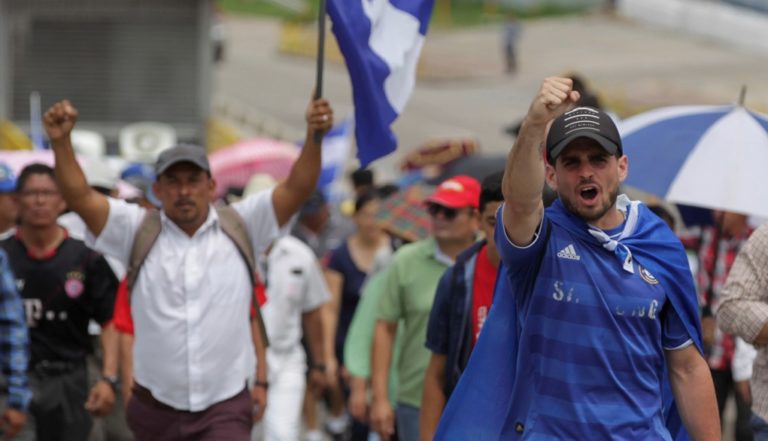 Ονδούρα: Επεισοδιακές διαδηλώσεις – Πυρπολήσεις συμβόλων των ΗΠΑ
