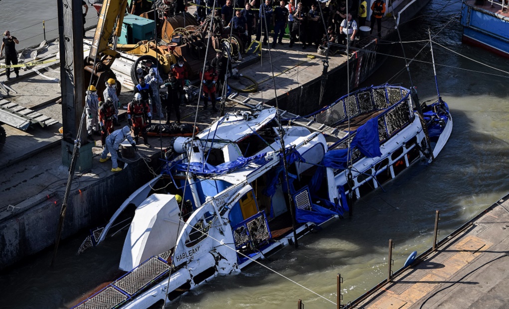 Ουγγαρία: Βρέθηκαν 4 πτώματα κατά την επιχείρηση ανέλκυσης του πλοίου από τον ποταμό