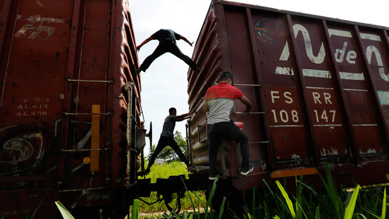 Μεξικό: 292 μετανάστες βρέθηκαν στοιβαγμένοι μέσα σε δύο φορτηγά