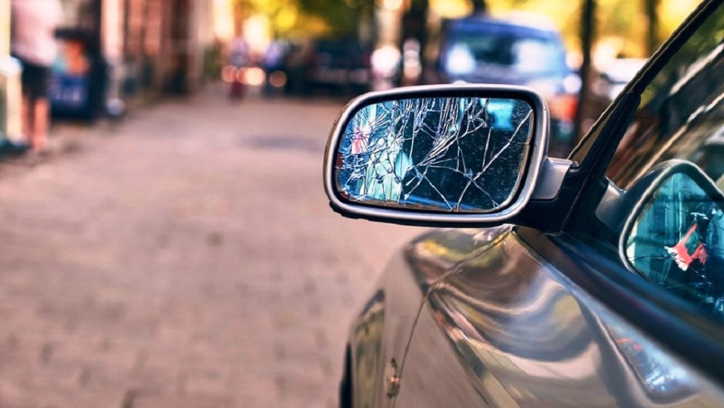 Ελεύθεροι οι Πολωνοί που έσπαγαν καθρέπτες αυτοκινήτων