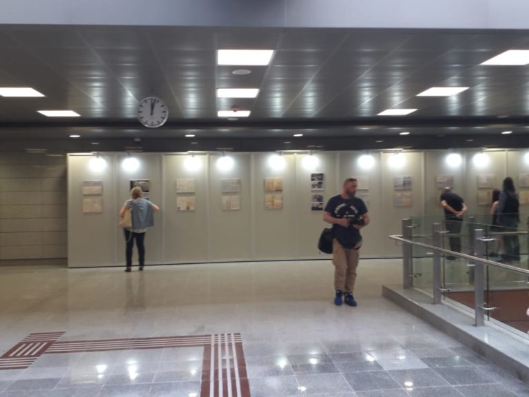 Με τη φωτογραφική έκθεση “Φάκελος Λαμπράκη” άνοιξε για το κοινό ο σταθμός “Ευκλείδης” του μετρό Θεσσαλονίκης