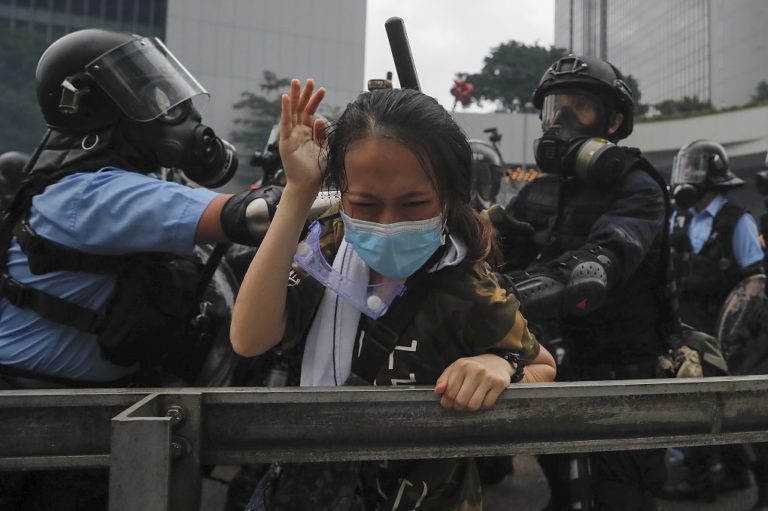 Χονγκ Κονγκ: Χάος και προσωρινή νίκη των διαδηλωτών (video)