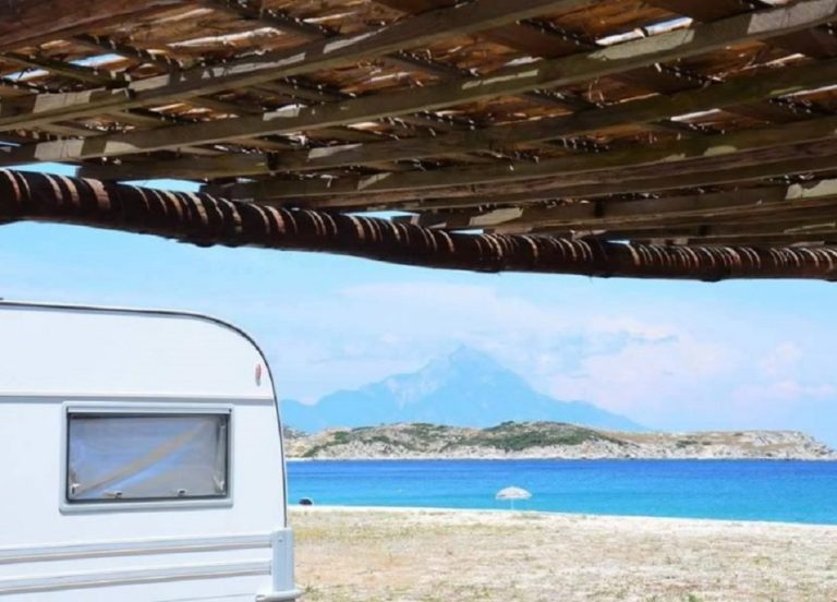 Τροχόσπιτα σε απαγορευμένη παραλιακή ζώνη