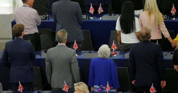 Οι ευρωβουλευτές του “Brexit” γύρισαν την πλάτη κατά την ανάκρουση του ευρωπαϊκού ύμνου (video)