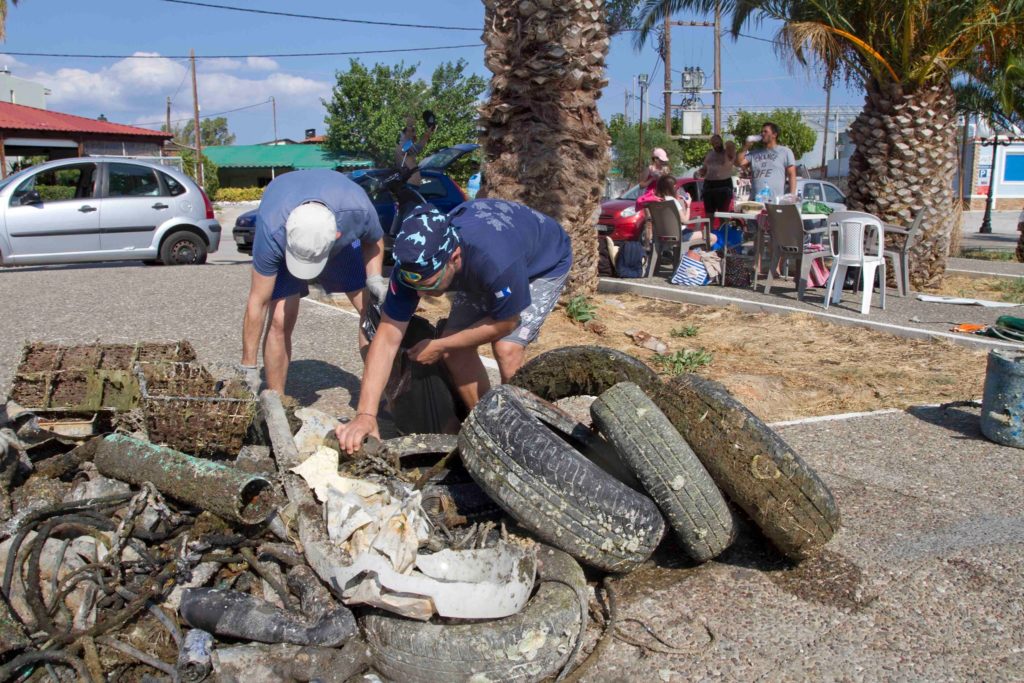 Mάζεψαν 600 κιλά σκουπίδια από το θάλασσα στα Ίσθμια
