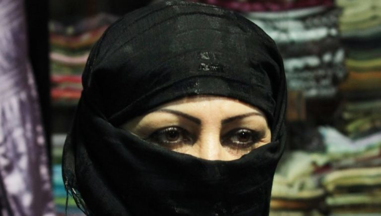 Τυνησία: Απαγορεύτηκε στις γυναίκες να φορούν νικάμπ “για λόγους ασφαλείας”