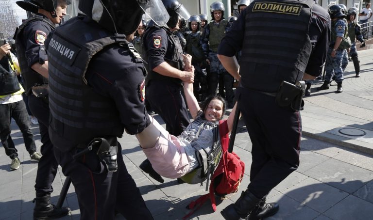 Ρωσία: Ένταση σε αντικυβερνητική διαδήλωση – Πολλές συλλήψεις