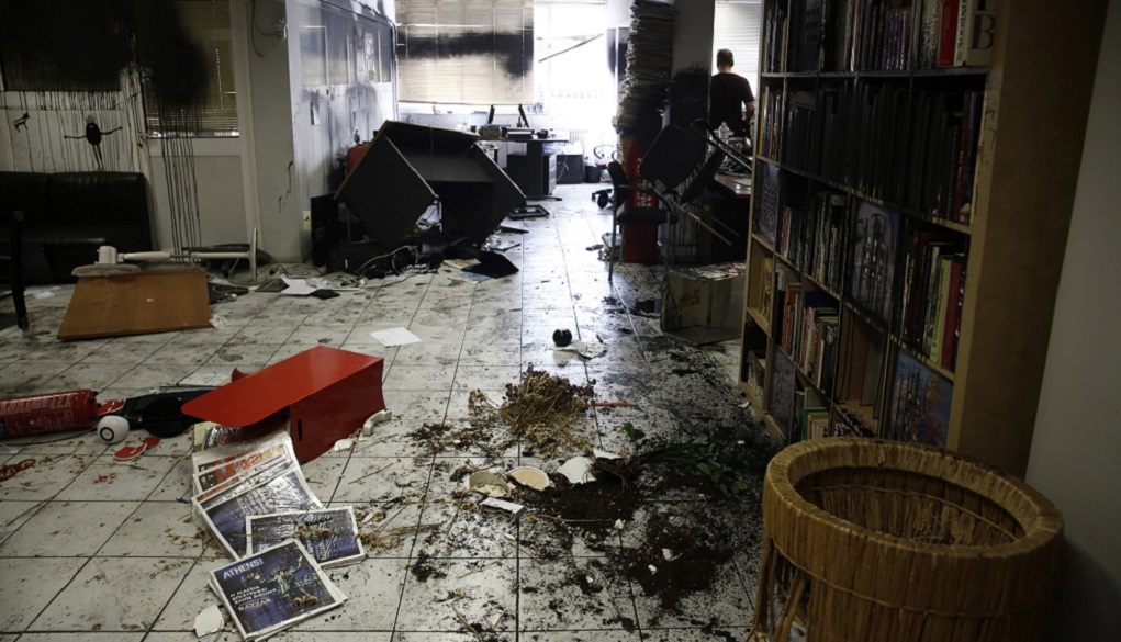 Επίθεση στα γραφεία της «Athens Voice»-Καταδικάζουν τα κόμματα