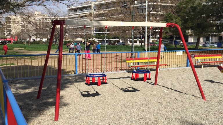 Συρόμενη πόρτα παιδικής χαράς πλάκωσε τρίχρονο κοριτσάκι