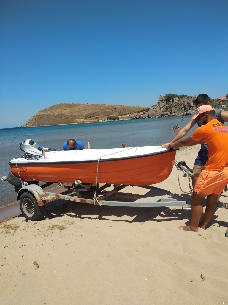Ναυαγοσωστικές υπηρεσίες με σκάφος στα «Ρηχά Νερά» στη Μύρινα