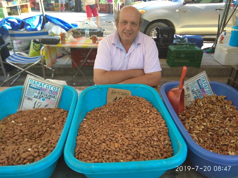 Κομοτηνή: Επιλέγουν καρύδια, αμύγδαλα και φουντούκια οι παραγωγοί