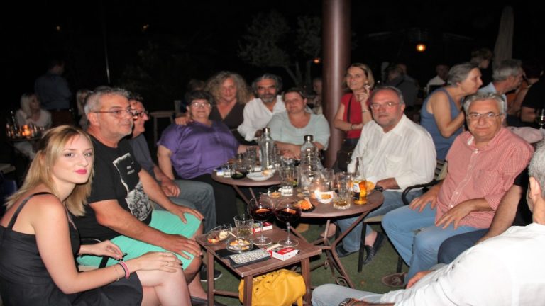 Στο “κύμα” με φίλους, ποτό και πολιτική συζήτηση ο Φώτης Χατζηδημητρίου