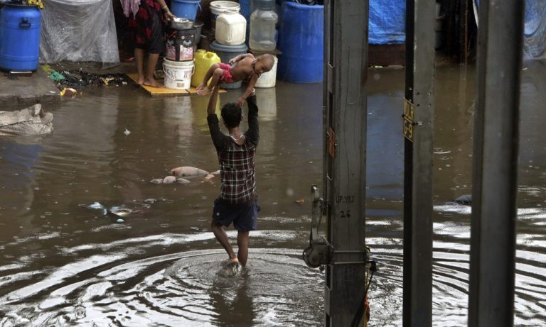 Κατάρρευση φράγματος από βροχοπτώσεις στην Ινδία–Νεκροί και αγνοούμενοι