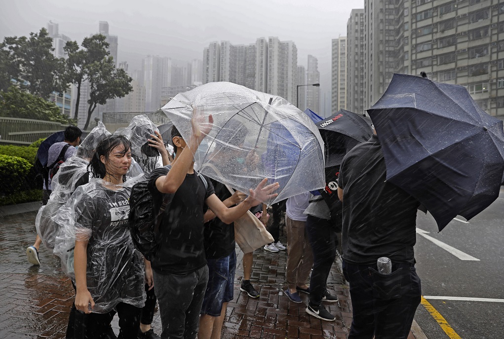 Κυκλώνας μεγέθους 8 «νεκρώνει» το Χονγκ Κονγκ