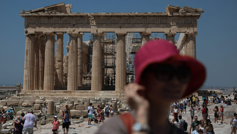 “Αντίσταση” Αθηναίων και τουριστών στον καύσωνα-Από το Σάββατο πτώση της θερμοκρασίας (video)