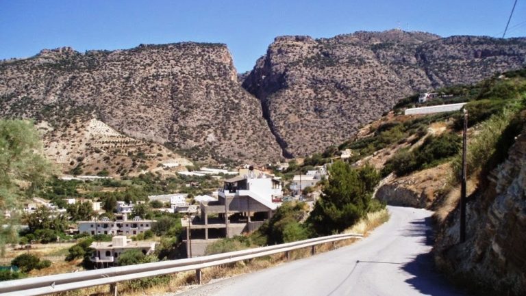 Φτιάχνουν δρόμους στη Βιάννο