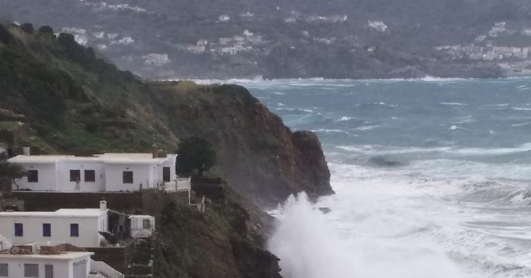 Ακτοπλοϊκά προβλήματα από τους ισχυρούς ανέμους