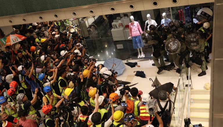 Επεισόδια μεταξύ διαδηλωτών και αστυνομικών στο Χονγκ Κονγκ