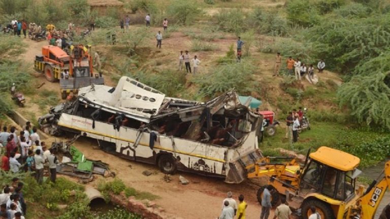 Ινδία: 29 νεκροί από συντριβή λεωφορείου σε τροχαίο