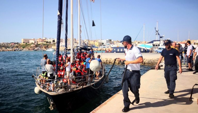 Αψηφούν τον Σαλβίνι – Σκάφος με μετανάστες έδεσε στη Λαμπεντούζα