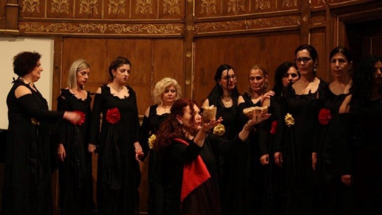 Δύο παραστάσεις από το Thirathen Vocal Group