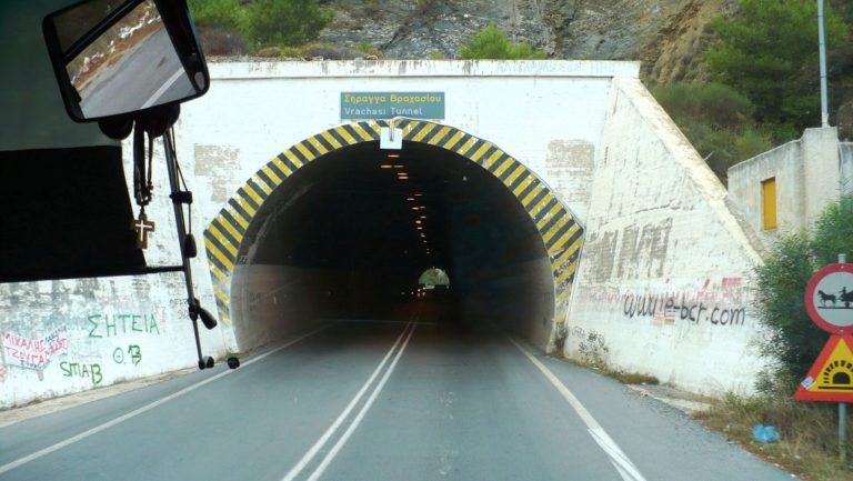 Εκ περιτροπής η κίνηση των οχημάτων στη σήραγγα Βραχασίου