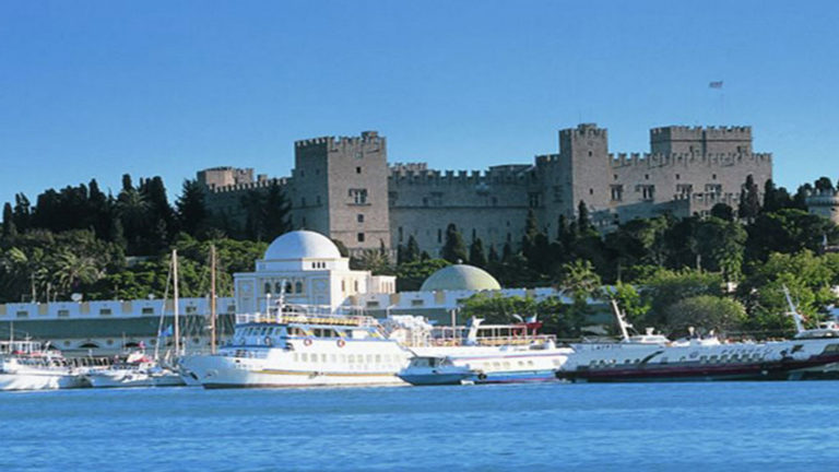 Βλάβη σε τουριστικό ημερόπλοιο