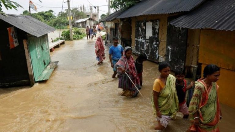 Ινδία: 27 νεκροί στη Βομβάη από καταρρακτώδεις βροχές