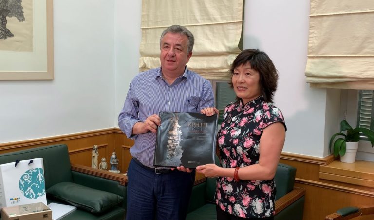 Συζήτησαν για τον τουρισμό περιφερειάρχης – πρέσβειρα Κίνας