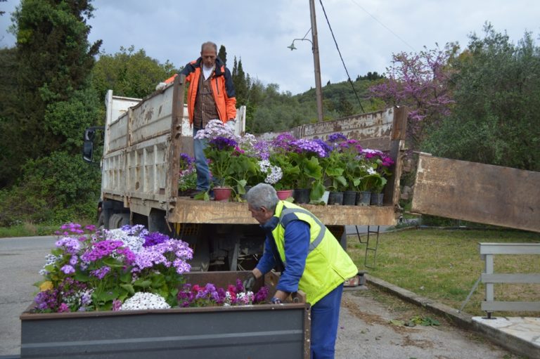Κέρκυρα:  Ο Δήμος μοίρασε λουλούδια