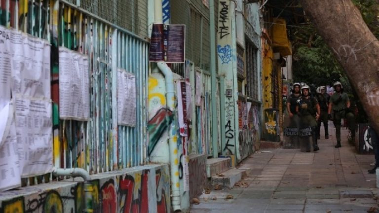 «Καλποθήρες εμπρηστές» ανέλαβαν την ευθύνη για την αρπαγή κάλπης στα Εξάρχεια