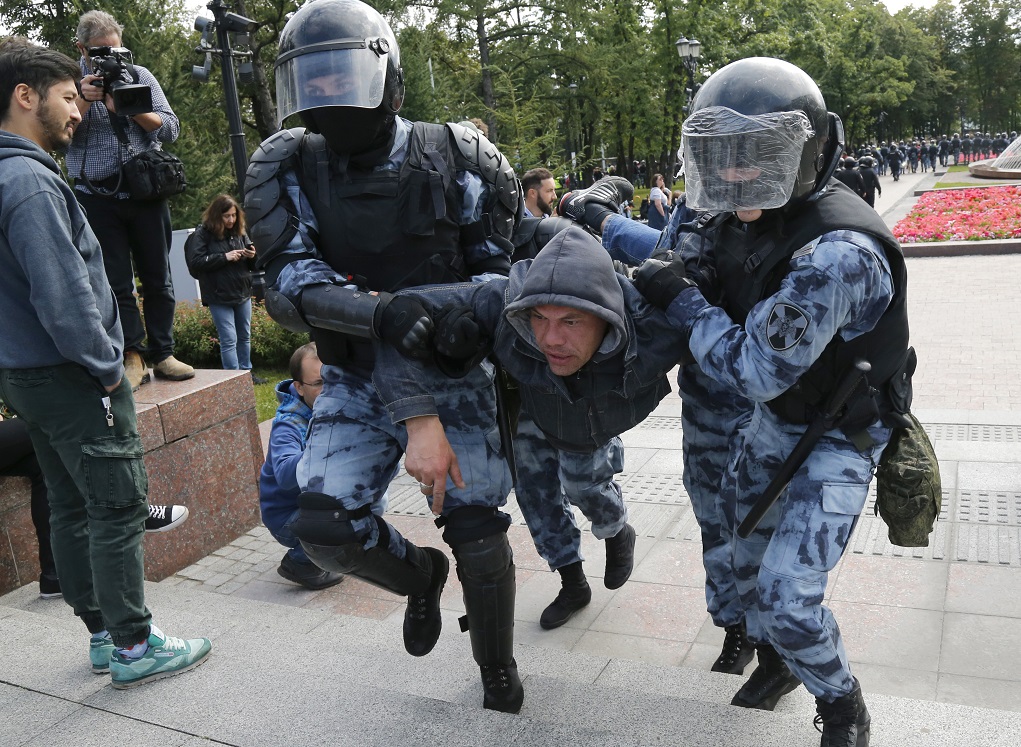 Βίαιη καταστολή και αθρόες συλλήψεις διαδηλωτών στη Μόσχα