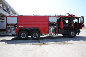 Πέντε υπερσύγχρονα πυροσβεστικά οχήματα ενισχύουν την ασφάλεια σε 14 ελληνικά αεροδρόμια