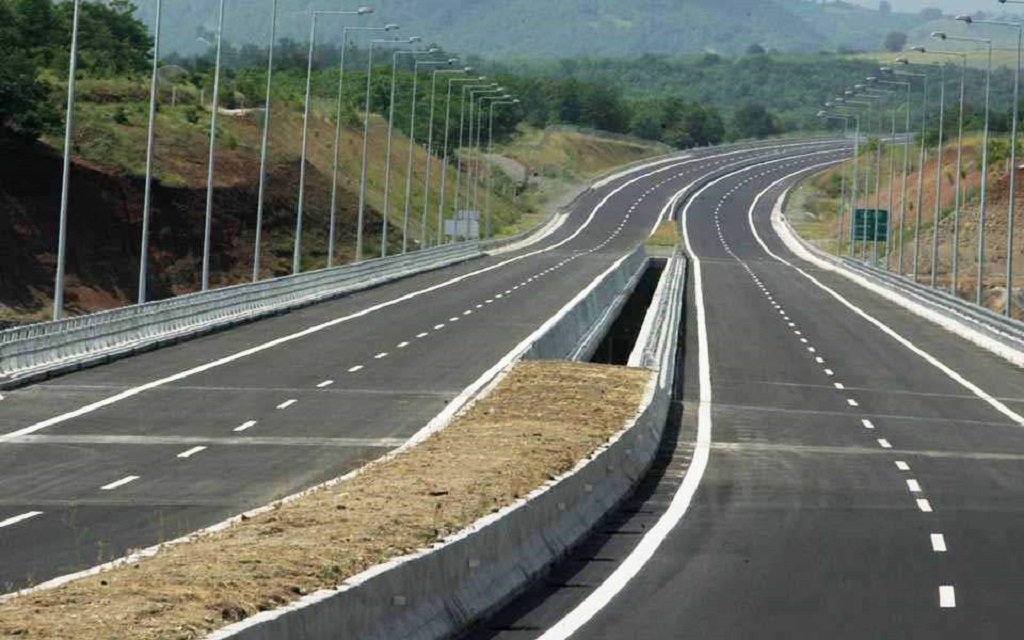Τροχαίο ατύχημα στην Εγνατία – ΙΧ προσέκρουσε σε σταματημένο φορτηγό