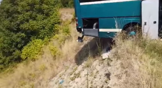 Κοζάνη: Λεωφορείο στο χείλος του γκρεμού έξω από τα Γρεβενά