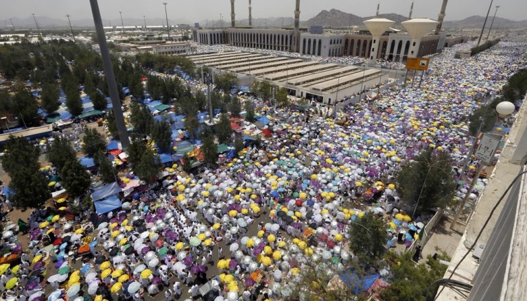 Δύο εκατομμύρια μουσουλμάνοι συγκεντρώνονται στην Μέκκα (video)