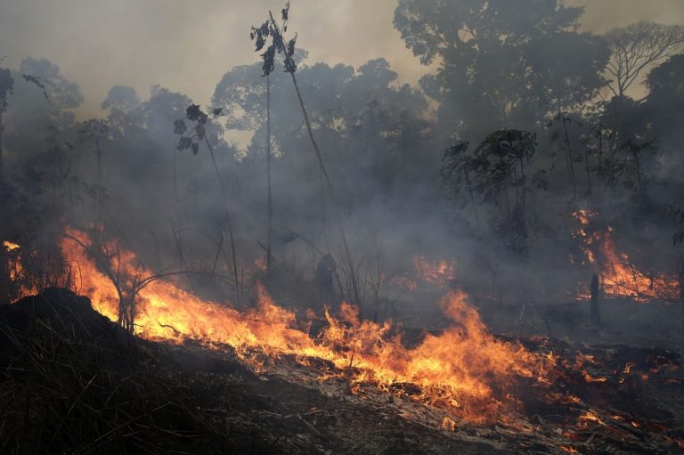 Ο Αμαζόνιος συνεχίζει να καίγεται