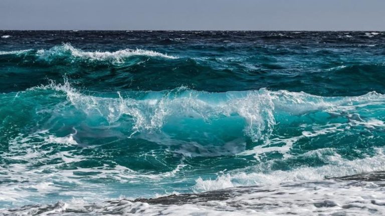 Παπά Νερό: Τραυματίστηκε στον ώμο προσπαθώντας να βγει από την κυματώδη θάλασσα