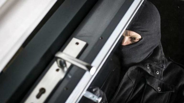 Έκλεψαν σπίτι στον Αλμυρό και συνελήφθησαν