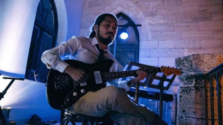 Ο Γιώργος Περού παρουσιάζει την μουσική παράσταση «Πλατείες Γεμάτες Τραγούδια»