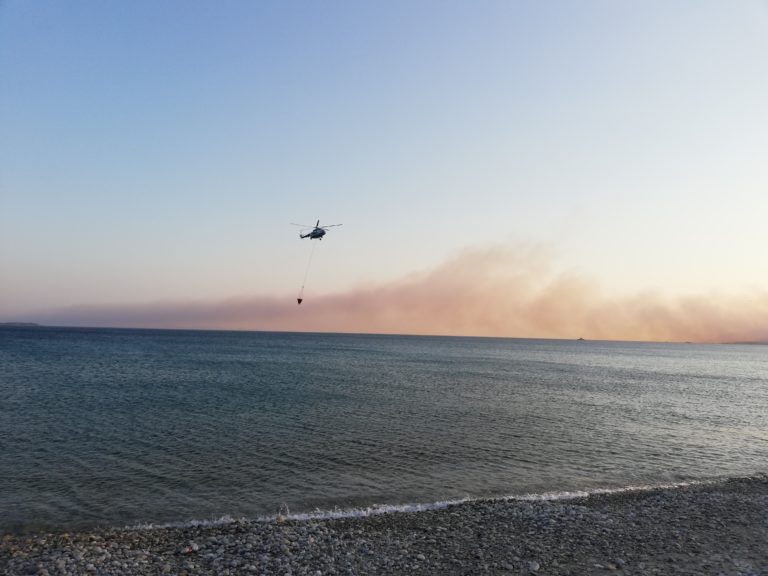 Σε εξέλιξη η φωτιά στη Σάμο