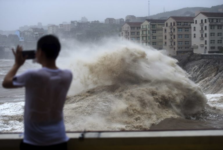 Με ριπές 187 χλμ. την ώρα έπληξε την ανατολική Κίνα ο τυφώνας Λεκίμα