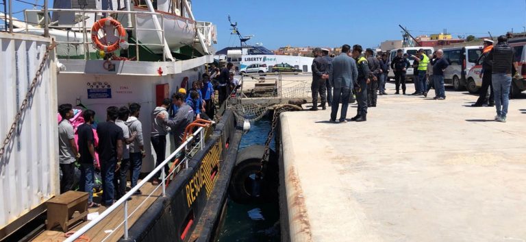 Γυναίκες, παιδιά και άρρωστοι μετανάστες, απο το διασωστικό Mare Jonio αποβιβάστηκαν στη Λαμπεντούζα