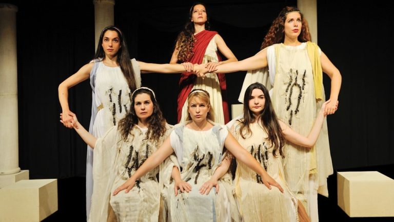 Η παράσταση “Τελέσιλλα” στο Αρχαίο Θέατρο Μεσσήνης.