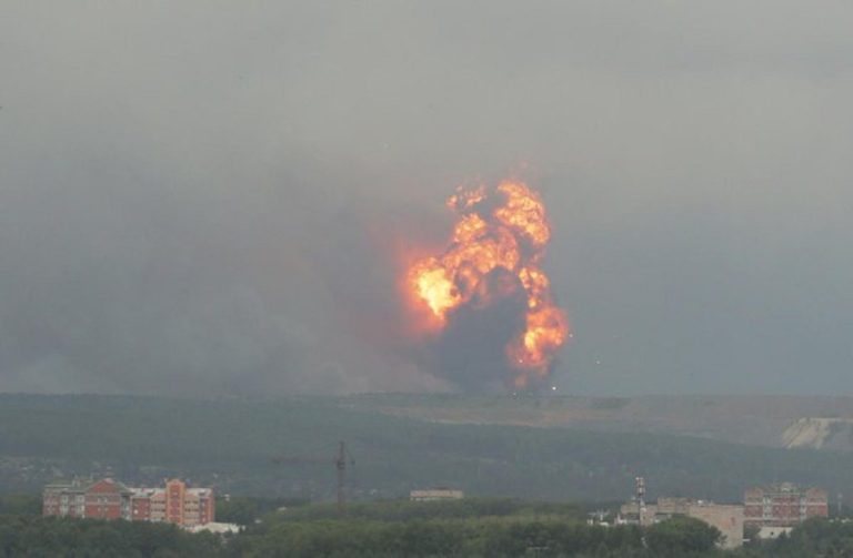 Εκρήξεις και πυρκαγιά σε αποθήκες πυρομαχικών στην Σιβηρία