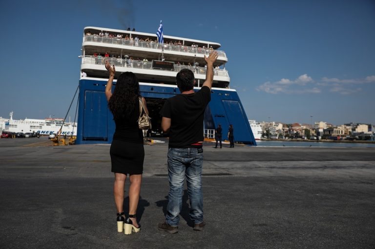 Σε εξέλιξη η “φυγή” του Αυγούστου- Η εικόνα σε λιμάνια και δρόμους (video)