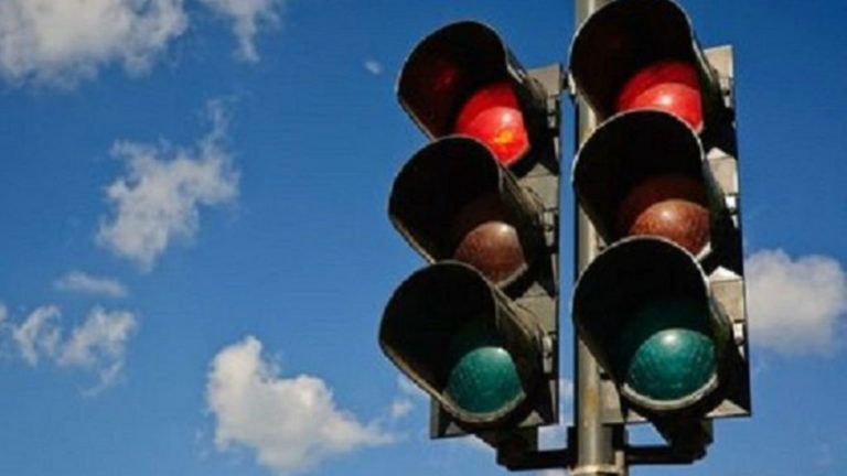 Συντηρεί φωτεινούς σηματοδότες σε κόμβους του οδικού δικτύου Π.Ε. Καρδίτσας η Περιφέρεια Θεσσαλίας