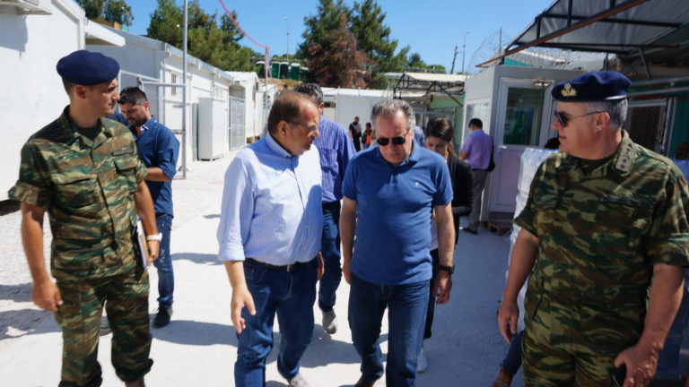Σε τρεις κατευθύνσεις η κυβέρνηση για το προσφυγικό – Επίσκεψη Κουμουτσάκου στη Λέσβο